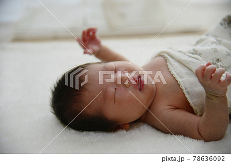 生後二週間の赤ちゃん 人物 女性 新生児 誕生 赤ちゃん ニューボーンフォトの写真素材