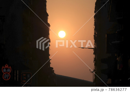 22 april 2021 the sunset at street through Midtown Shek Tong Tsui, hk 22 april 2021 the sunset at street through Midtown Shek Tong Tsui, hk 78636277
