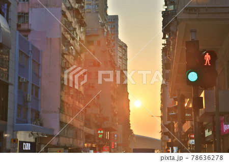 22 april 2021 the sunset at street through Midtown Shek Tong Tsui, hk 22 april 2021 the sunset at street through Midtown Shek Tong Tsui, hk 78636278
