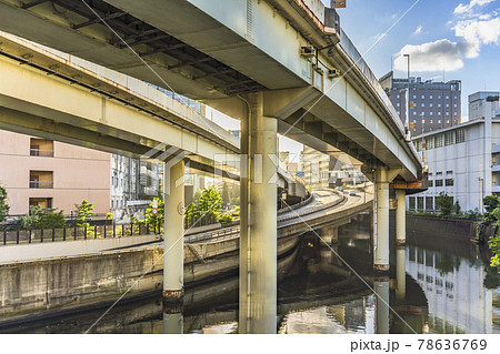 東京の日本橋周辺に通る呑川の上に通る首都高速6号線。 78636769