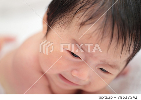 うつ伏せの練習をする新生児の赤ちゃんの写真素材