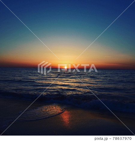 海に沈む夕日のグラデーション 海に沈む夕日のグラデーション 78637970
