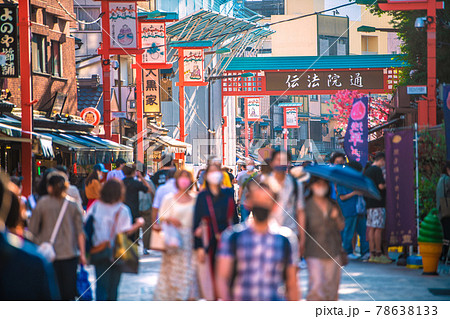 日本の東京都市景観 6月・都内では人流が増加、伝法院通りは多くの人出。宣言下とは思えない=6月12日 日本の東京都市景観 6月・都内では人流が増加、伝法院通りは多くの人出。宣言下とは思えない=6月12日 78638133