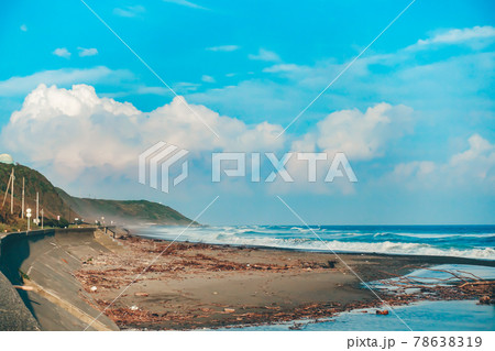 遠州灘の波 御前崎海岸(御前崎ロングビーチ)から御前埼灯台 遠州灘の波 御前崎海岸(御前崎ロングビーチ)から御前埼灯台 78638319