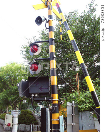 新型の丸い電球の踏切 78638351