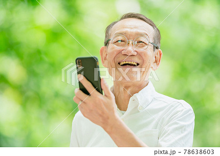 スマホを持つシニア男性　新緑 78638603