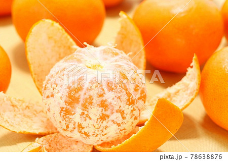 黄色いミカンの皮を剥いたところ 白い筋の写真素材