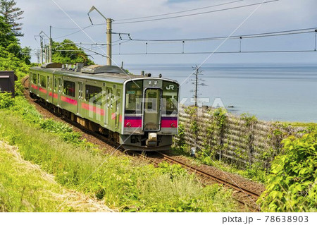 初夏の日本海沿いを走る列車 秋田県にかほ市 初夏の日本海沿いを走る列車 秋田県にかほ市 78638903