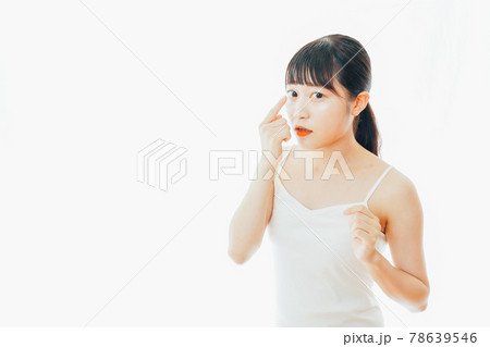コンタクトレンズを装着する若い女性 コンタクトレンズを装着する若い女性 78639546