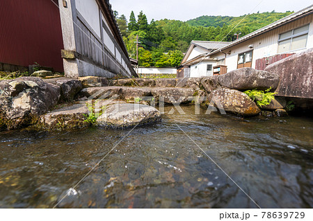 趣のある町を流れる清流 78639729