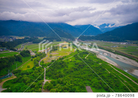 梅雨間近の黒部川扇状地　墓ノ木自然公園と中ノ口緑地公園と遠くに見える愛本橋 78640098