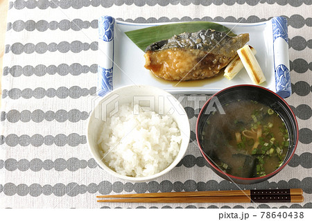 ブリの照り焼き定食。ランチョンマットの上の熱々のご飯とお味噌汁と鰤の照り焼きを俯瞰で撮影 ブリの照り焼き定食。ランチョンマットの上の熱々のご飯とお味噌汁と鰤の照り焼きを俯瞰で撮影 78640438