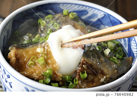 温玉が乗っている熱々の鰤の照り焼き丼を食べる 温玉が乗っている熱々の鰤の照り焼き丼を食べる 78640982