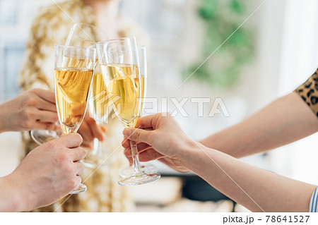 乾杯をする若い男女 78641527