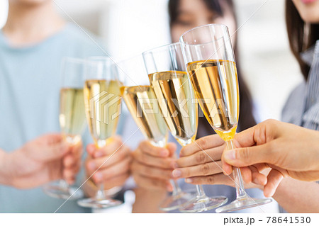 乾杯をする若い男女 乾杯をする若い男女 78641530