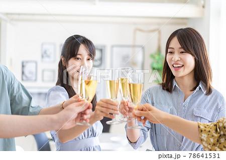 乾杯をする若い男女 78641531