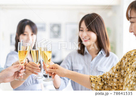 乾杯をする若い男女 乾杯をする若い男女 78641535