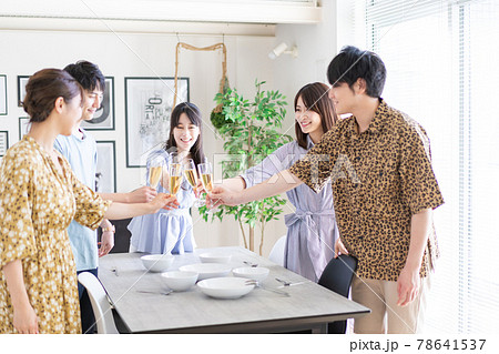 乾杯をする若い男女 78641537