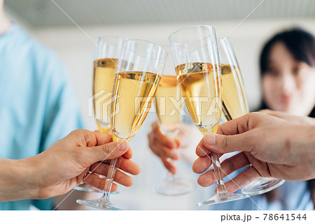 乾杯をする若い男女 乾杯をする若い男女 78641544