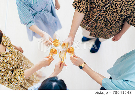乾杯をする若い男女 乾杯をする若い男女 78641548