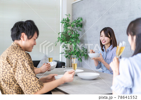 乾杯をする若い男女 乾杯をする若い男女 78641552