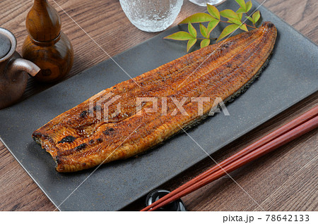 国産（静岡県浜名湖産）の、うなぎ （鰻）蒲焼（長焼き）。 78642133