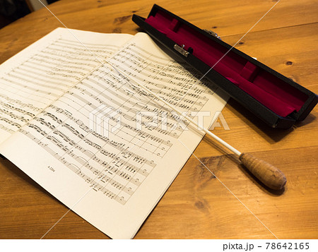 楽譜と指揮棒 78642165