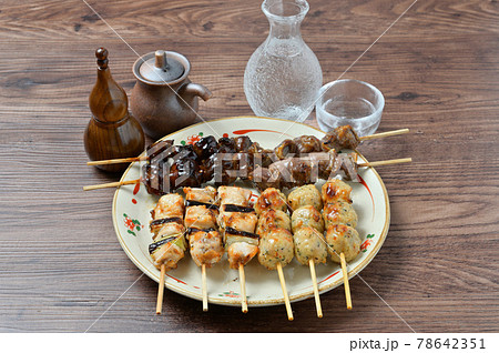 やきとり、焼き鳥、ヤキトリ、焼鳥、鶏肉料理、和食、串焼き。 やきとり、焼き鳥、ヤキトリ、焼鳥、鶏肉料理、和食、串焼き。 78642351