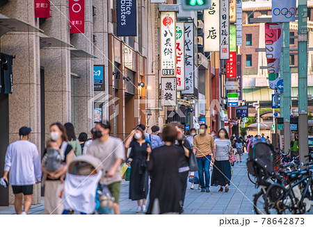 日本の東京都市景観 東京メトロ・「三越前駅」(出入口)前の通りにも多くの人出=6月12日 日本の東京都市景観 東京メトロ・「三越前駅」(出入口)前の通りにも多くの人出=6月12日 78642873