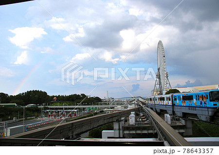 虹空を背景に大阪モノレール万博記念公園駅に入線する大阪空港行の大阪 