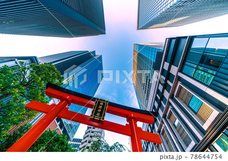 日本の東京都市景観　日本橋室町・ビルの谷間の鳥居などを望む 78644754