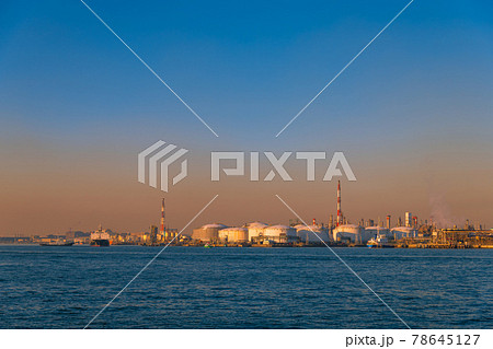 【京浜工業地域　川崎市浮島の石油精製プラントと船舶】 78645127