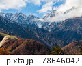 絶景の秋　北アルプス後立山連峰　初冠雪　三段紅葉 78646042