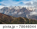 絶景の秋　北アルプス　後立山連峰　初冠雪　三段紅葉 78646044
