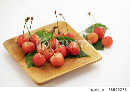 白バックで葉を添えた初夏の果物さくらんぼ 78646278