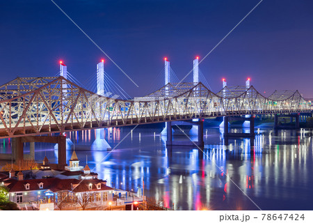 John F. Kennedy Bridge and Abraham Lincoln Bridge crossing the Ohio River into Louisville, Kentucky, USA 78647424