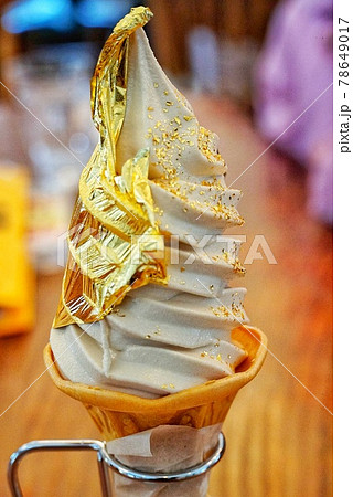 金箔の冷たくて美味しいソフトクリームの写真素材 [78649017] - PIXTA