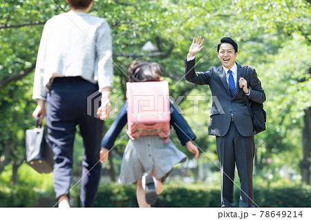 親子 通学 通勤 ファミリーイメージ 78649214