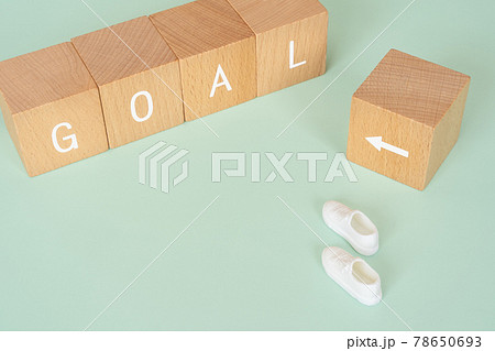 目標に向かって進む、ゴールを目指す｜「GOAL」と書かれた積み木と靴のおもちゃ 78650693
