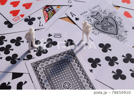 人間フィギュアとトランプ 78650910