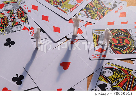 人間フィギュアとトランプ 78650913