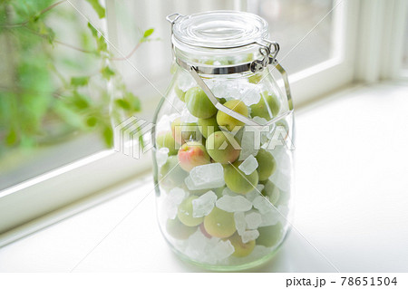 保存瓶に入った青梅と氷砂糖 78651504