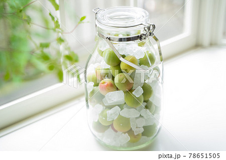 保存瓶に入った青梅と氷砂糖 保存瓶に入った青梅と氷砂糖 78651505