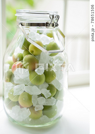 保存瓶に入った青梅と氷砂糖 78651506
