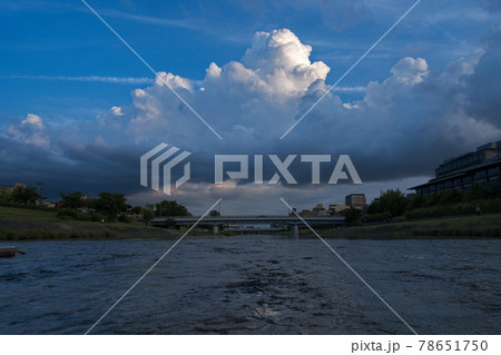 京都鴨川の夏空 78651750