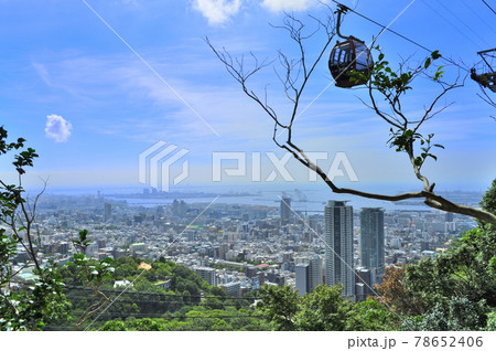 布引の滝を上り、山の斜面から見た神戸港とロープウェイの広大な風景 布引の滝を上り、山の斜面から見た神戸港とロープウェイの広大な風景 78652406