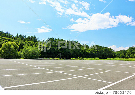 爽やかな青空と駐車場 爽やかな青空と駐車場 78653476