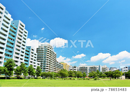 爽やかな青空とマンション街 78653483