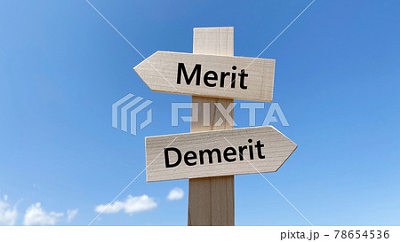 道しるべと青空_2方向_真ん中_MeritとDemerit文字入り 道しるべと青空_2方向_真ん中_MeritとDemerit文字入り 78654536