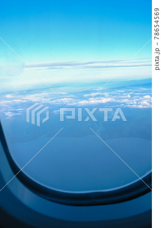飛行機の窓から見た景色 78654569